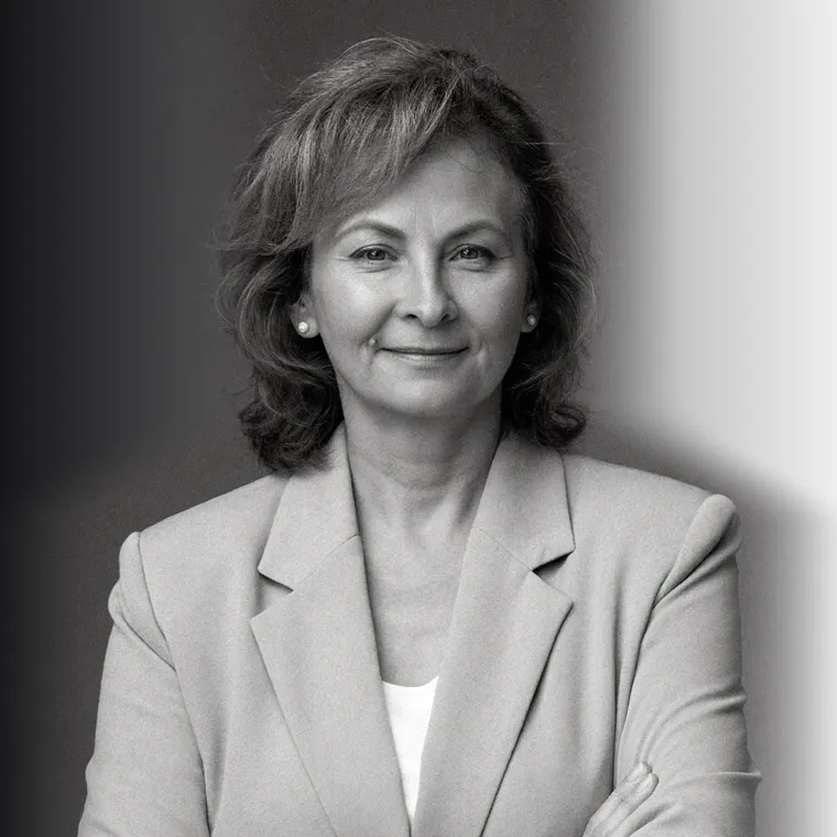 Schwarz-Weiß-Portrait der Gründerin von VIFormista